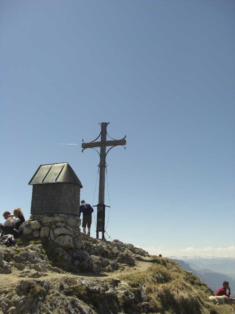 Gipfelkreuz Geigelstein mit kleiner Kapelle